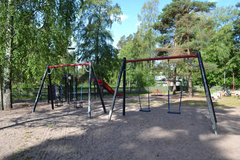 Hakinpuiston leikkipaikka sijaitsee metsän siimeksessä.