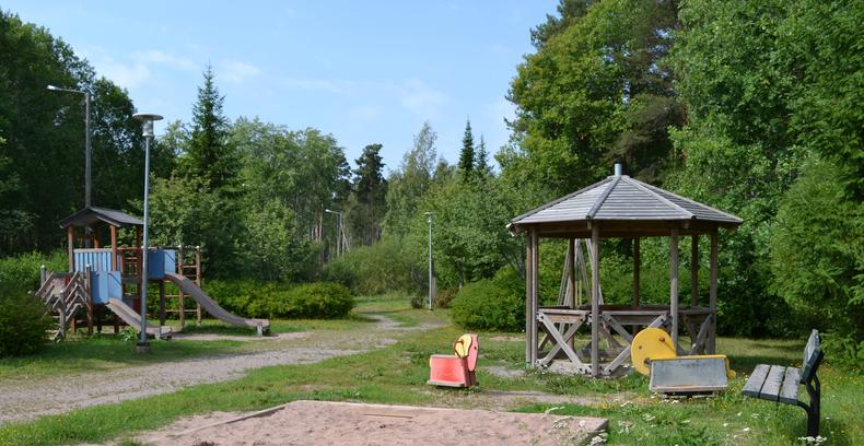 Immalanpuiston leikkipaikassa on vehreä ympäristö.
