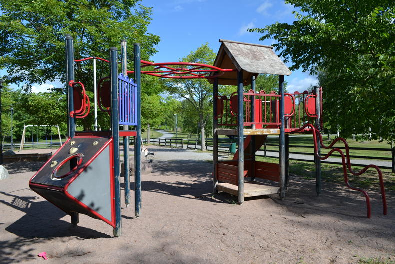 Kerrolanpuiston leikkipaikalla on monimuotoinen leikkiväline.