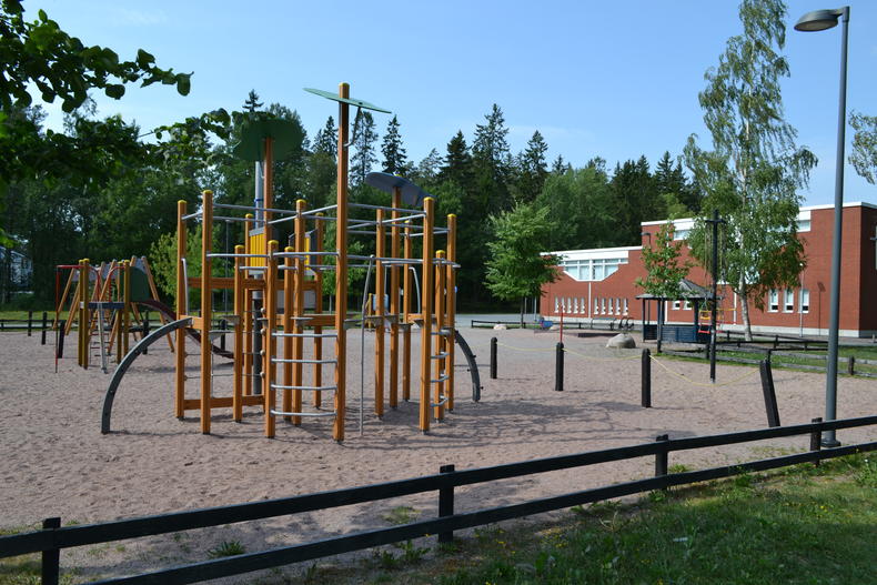 Nuortenpuiston leikkipaikan monipuolisia kiipeilytelineitä.