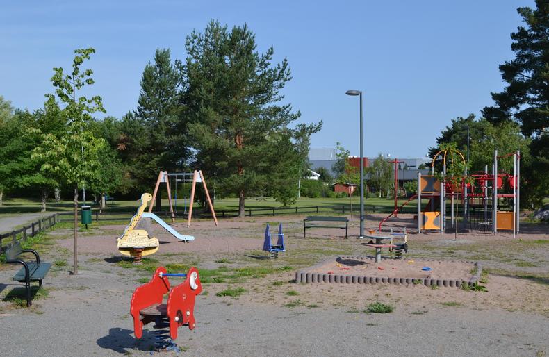 Peltomiehenpuiston leikkipaikka on Myllyn kauppakeskuksen läheisyydessä.