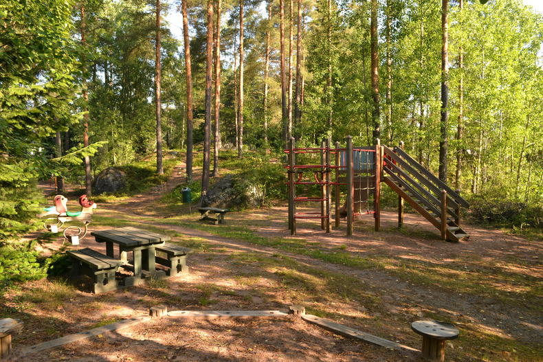 Renginpuisto sijaitsee metsän keskellä.