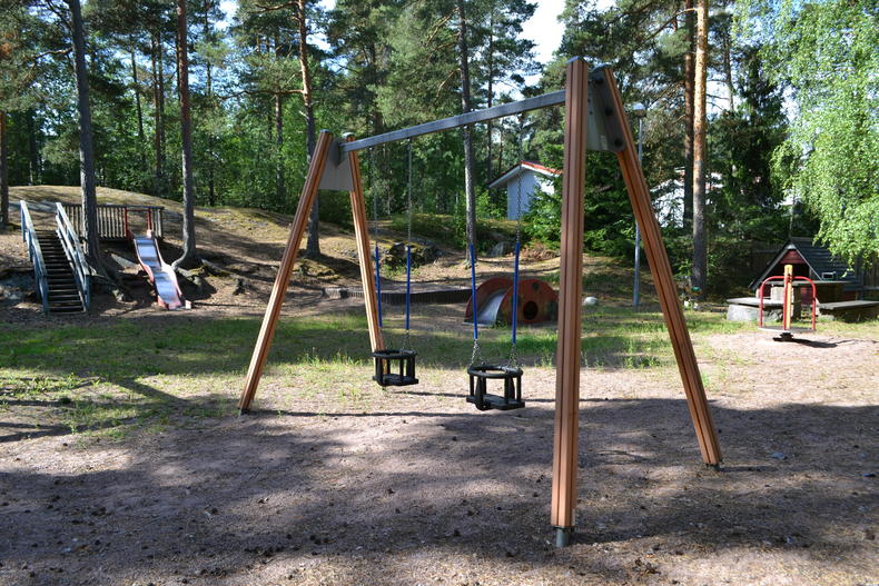 Lausmäenpuiston leikkipaikka sijaitsee suojaisen metsän keskellä.