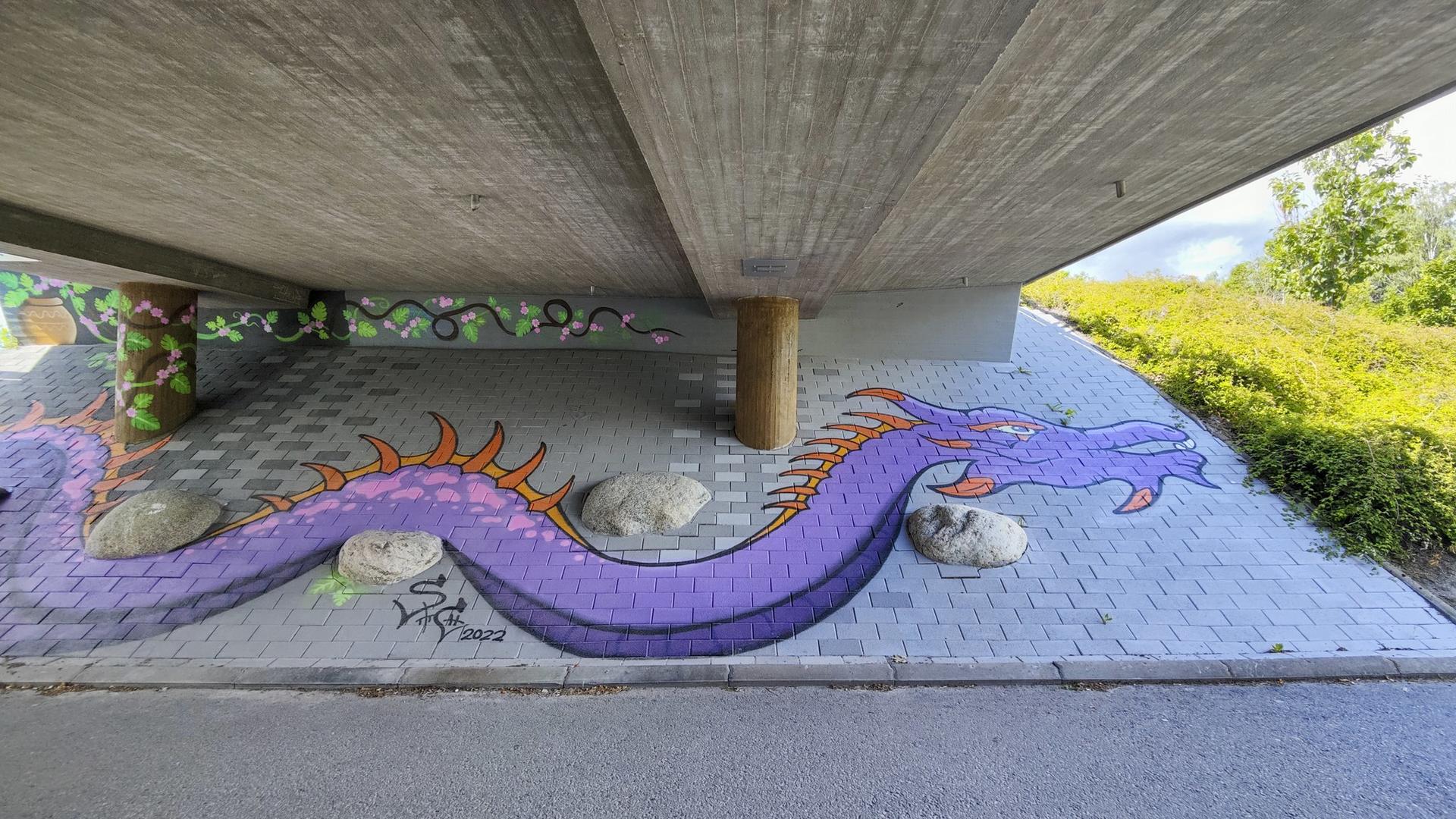 Lohikäärmettä esittävä graffiti Raisiontien alikulkutunnelissa. 