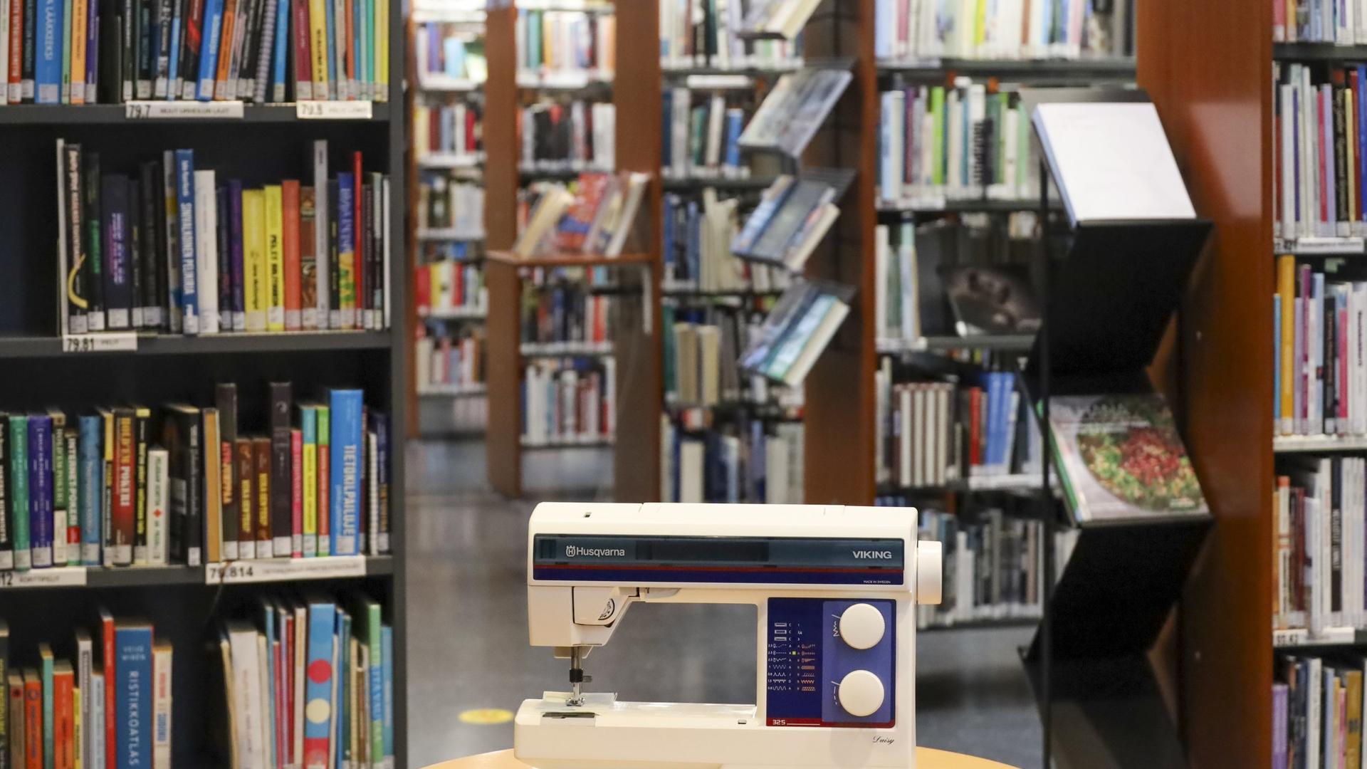 Kirjastosta voi lainata ompelukoneen.
