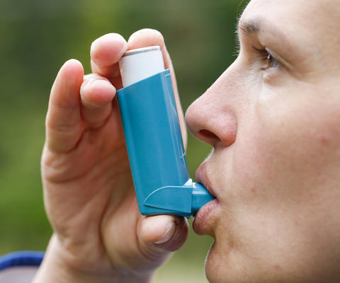 Astmaatikko käyttää inhalaattoria.