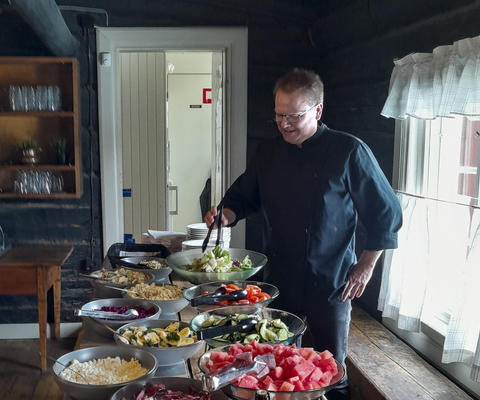 Yrittäjä Sami Kantonen tarjoilee lounasta Krookilan Toivossa.