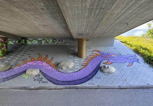 Lohikäärmettä esittävä graffiti Raisiontien alikulkutunnelissa. 