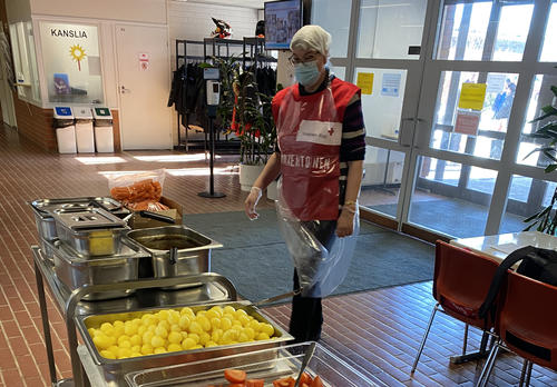 SPR vapaaehtoiset jakavat kouluilla ylijäämäruokaa.