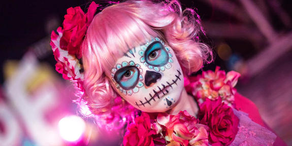 Karmivan karnevaalin meikattu tyttö