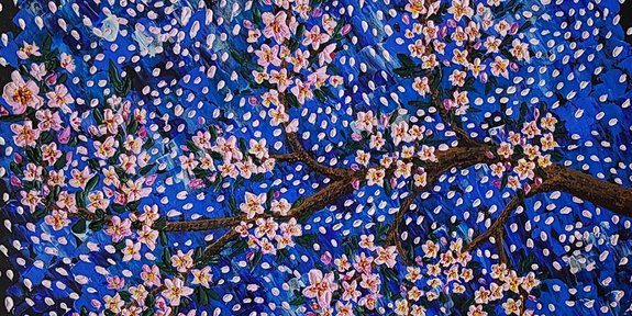Mariia Maryniakin maalaus. Sinisävyinen, pienet kirsikkapuun kukat oksistossa.