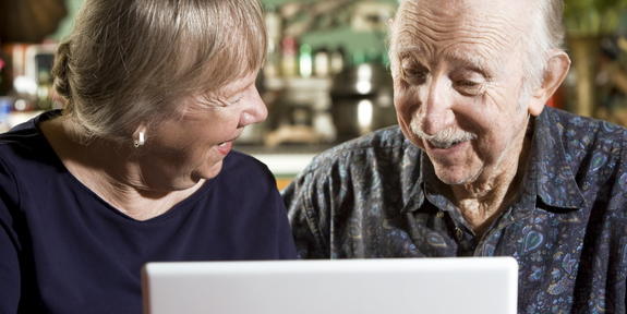 seniorit tutkivat tietokonetta