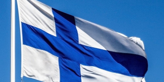 Sinivalkoinen Suomen lippu.