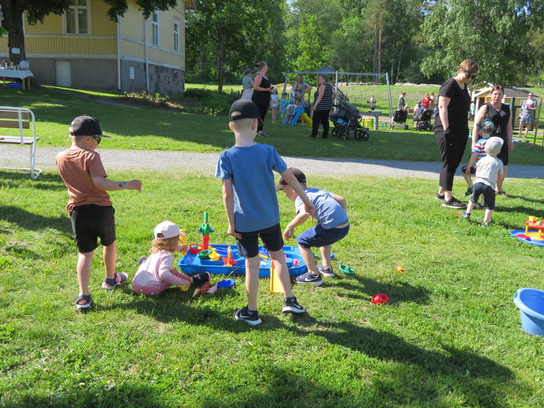 Lapsia ja kesäleikkejä Pappilan puiston nurmikentällä.