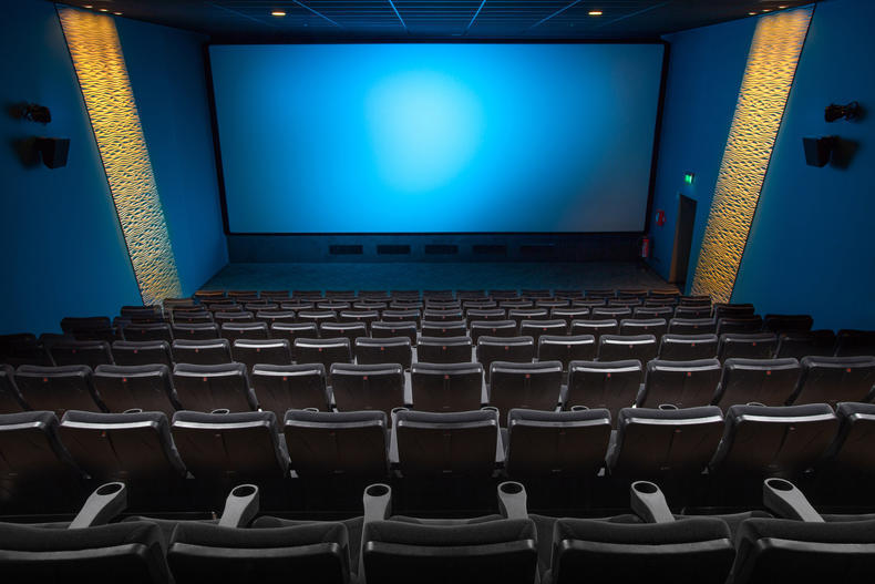 Näkymä tyhjästä elokuvateatterisalista.