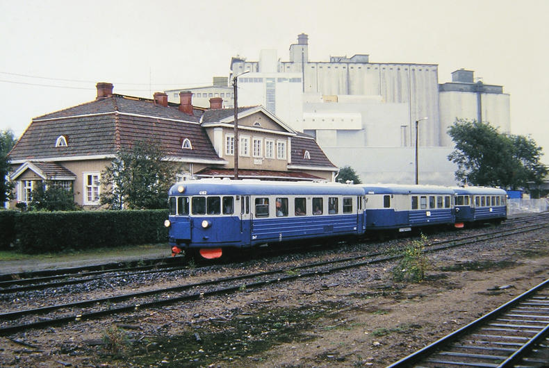 Vanha lättähattujuna saapuu Raision asemalaiturille.