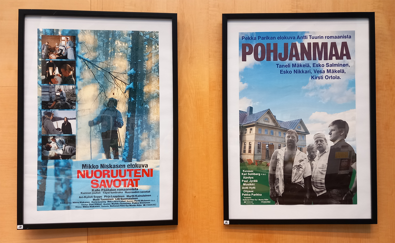 Kaksi elokuvajulistetta, joista vasemmalla Nuoruuteni savotat ja oikealla Pohjanmaa.