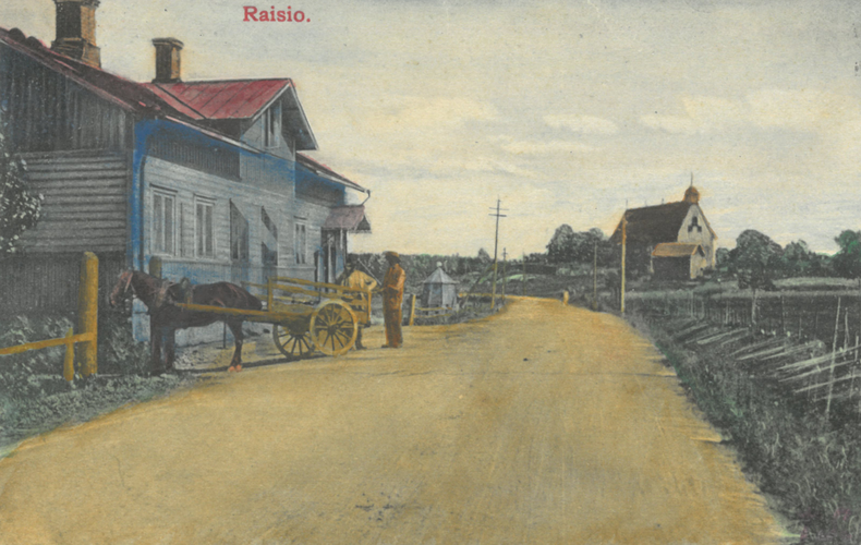 Vanha postikortti vuodelta 1909. Vasemmalla sininen puutalo, etualalla hevonen ja ihminen. Taustalla Raision kirkko.