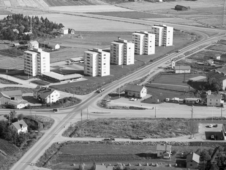 Mustavalkoinen kuva Raision  keskustasta 1950–1960-luvuilta.