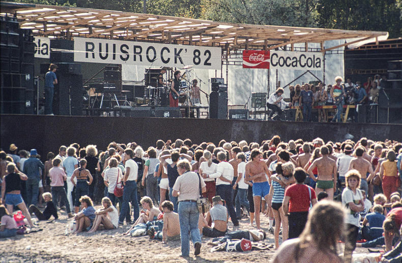 Jouni Saariston ottama valokuva yleisöstä Ruisrockissa 1982.