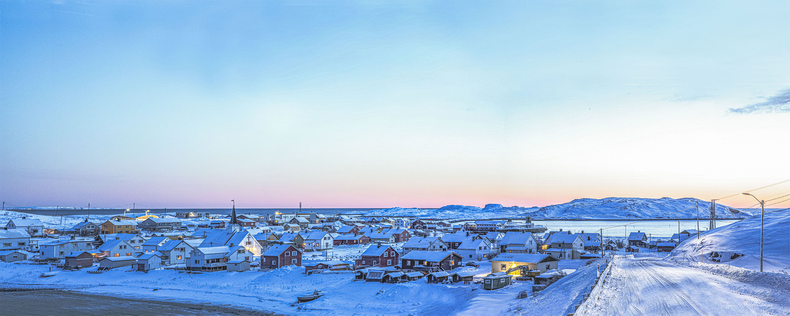 Seppo J. Rantalan valokuva Jäämeren rannalla sijaitsevasta Pykeijan kylästä.