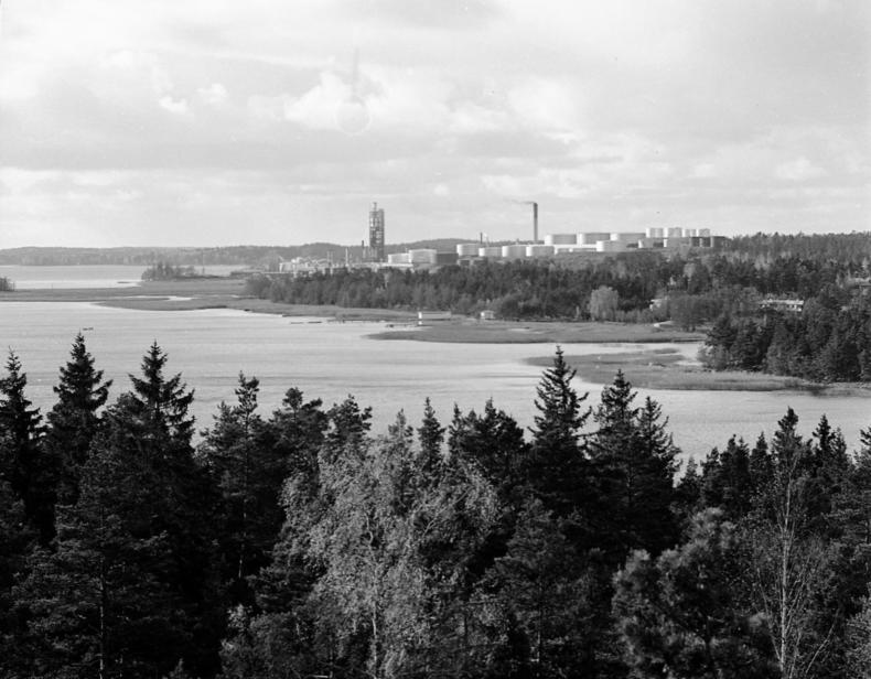 Mustavalkoinen valokuva Temppelivuorelta Nesteen öljynjalostamon suuntaan.
