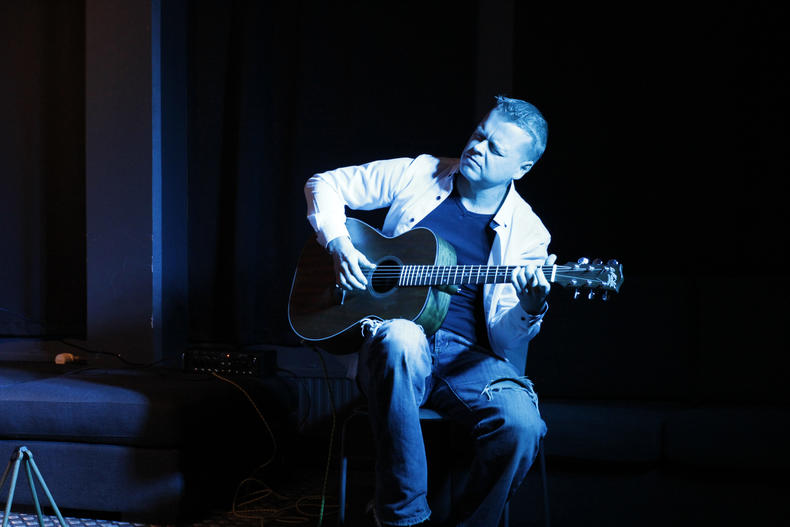 Kitaravirtuoosi Tomi Paldanius tunnelmoi sinisävyisessä kuvassa.