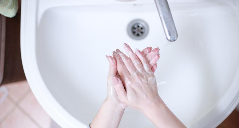 Käsien pesua saippualla