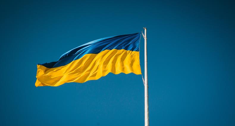 Salossa Ukrainan lippu, jossa on yläosassa sinistä ja alaosassa keltaista.